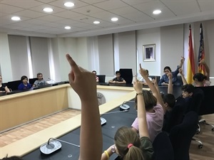 Los concejales escolares votando en el pleno municipal de esta mañana