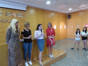 En la inauguración de la muestra: Genoveva Abréu, Ofelia Jurado, dtora. Escuela de Dibujo y Pintura, Gemma Márquez, concejala de Igualdad en funciones y Mª Jesús Jumilla, concejala de Juventud en funciones de La Nucía