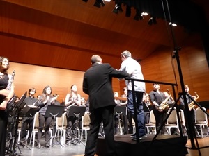 Canet Todolí felicitando a la banda de La Nucía por su gran interpretación