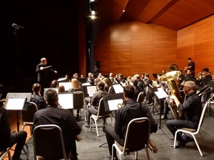 Ramón Lorente, director de la banda de la Unió Muiscal, en pleno concierto