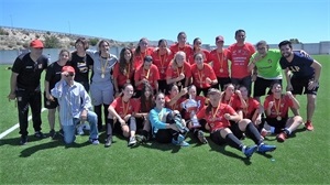 Las jugadoras y entrenador del femenino del CF La Nucía con la copa junto a Agustín Alves, dtor gral. CF La Nucía, María Lloret, directiva FFCV y Bernabé Cano, alcalde en funciones de La Nucía