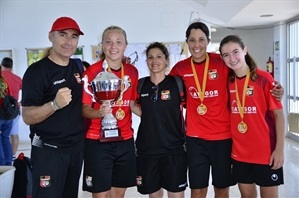 Vane Caamaño, primera entrenadora y Juan A. García delegado junto a varias jugadores con el trofeo de Copa