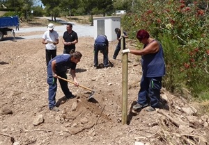 Bernabé Cano, alcalde de La Nucía en funciones, visitando las obras de los Huertos Ecológicos