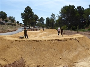 Los alumnos Taller de Empleo acondicionando la pista de bicis