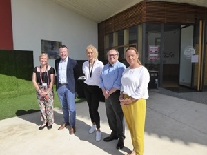 Las representantes de las tres academias de inglés de La Nucía junto a Alan Cosgrove, representante de Cambridge Assessment España, junto a Pedro Lloret, concejal de Seu Universitària en funciones de La Nucía