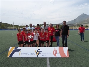 Damián López,  de la FFCV, María Lloret, miembro de la directiva FFCV, Sergio Villalba, concejal de La Nucía y Bernabé Cano, en la entregan el trofeo al Benjamines de primer año el C.F. La Nucía “B” que consiguió el subcampeonato de su categoría