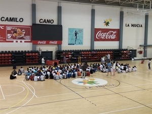 Los alumnos que participan en esta actividad han ensayado en el pabellón de la Ciutat Esportiva Camilo Cano