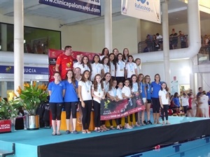 Las integrantes del Club Sincro La Nucía en la foto de familia al finalizar la competición junto al equipo técnico y el concejal Sergio Villalba