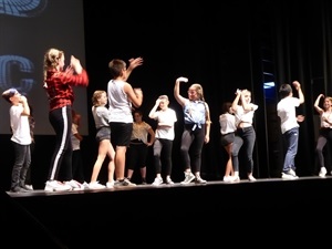 Cada clase realizó un baile diferente en este acto de graduación