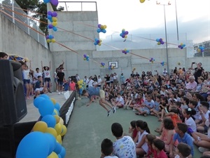 En el último baile hubo hasta un salto desde el escenario