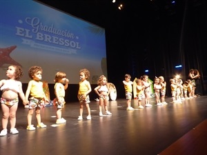 Los alumnos y alumnas de la clase de "Leones" antes de actuar