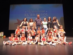 Alumnos y alumnas de la clase de "Girafes" junto profesorado, directora Tona Agulló y el concejal Sergio Villalba,