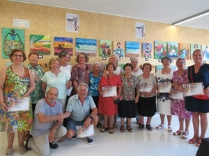 Los alumnos del Taller junto a su profesora Silvia Granda y la concejala de La Nucía, Beatriz Pérez-Hickman