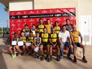 Alumnos de la Escuela de Bicis de Montaña junto a los monitores y el concejal Sergio Villalba