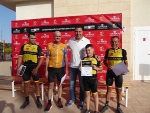 El biker Paco Soliveres recibiendo su diploma en el final del Curso de la Escuela