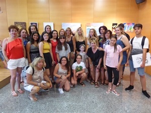 Los alumnos de la Escuela de Pintura junto a Ofelia Jurado, dtora. de la Escuela y la concejala Mª Jesús Jumilla