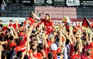 Bernabé Cano, alcalde de La Nucía, celebrando el ascenso