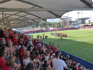 Más de 3.000 personas llenaron las gradas del Camilo Cano en un partido histórico