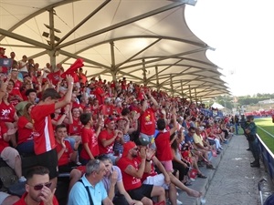 El estadio Camilo Cano se quedó pequeño para el partido ante el Linares