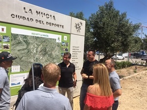 La delegación de Decathlon y Hotel Cap Negret visitando el Centro BTT de La Nucía