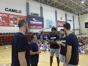 El alcalde de La Nucía conversando con los "invitados" del Campus 2019: Carlos Andrade y Richi Uriz