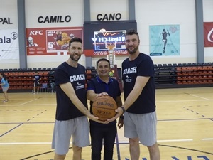 Albert Miralles y Sergi Vidal, organizadores del Campus VIDIMIRI junto a Bernabé Cano, alcalde de La Nucía,