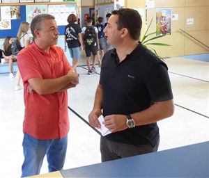 Manel Gimeno, director del IES La Nucía, hablando con Bernabé Cano, alcalde de La Nucía