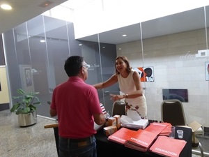 Entrega de documentación antes de la Jornada de Cruz Roja