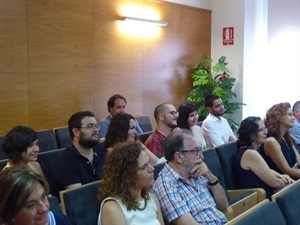 Alumnos del IES y actores de Gaudint Teatre han acudido a este pleno extraordinario de La Nucía