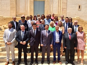 Foto en la escalinata de la Iglesia con la corporación, profesores y alumnos del IES La Nucía junto a Manel Gimeno