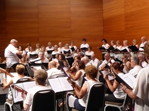 Francisco Pérez Lapera dirigiendo el concierto