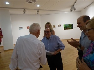 Pedro Lloret, concejal de Cultura, entregando uno de los diplomas