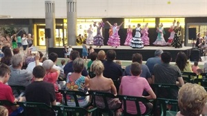 Actuación de la Escuela de Danza en la plaza del Sol