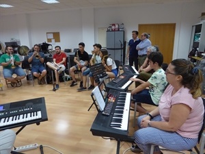 Alumnos del curso junto a Román Rodríguez, director del curso y Pedro Lloret, concejal de Cultura de La Nucía