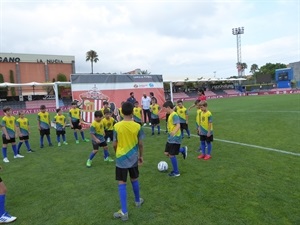 Los alumnos aprenden inglés mientras juegan al fútbol