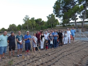 Todos los adjudicatarios de las parcelas de Residencial Varadero junto a Serafín López, concejal de Medio Ambiente y Bernabé Cano, alcalde de La Nucía