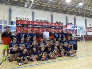 Alumnas y monitores del Campus de Voley junto a María Schlegel, jugadora del Dimurol Libby’s, Marcelo Mussi, director del Campus y Sergio Villalba, concejal de Deportes