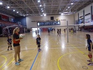 María Schlegel ha transmitido su experiencia y fundamentos del voley en el Campus