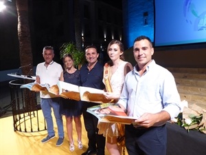 Jero Arranz, reina 2018 de La Nucía, Mari Fernández, futura reina 2019, José Miguel Llorens, pte. Majorals 2019, Cristóbal Llorens, concejal Fiestas y Bernabé Cano, alcalde de La Nucía