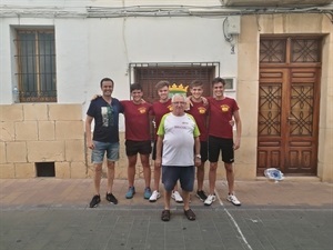 Equipo de la penya l'Esclafit junto al "marxador" Toribio Hortelano