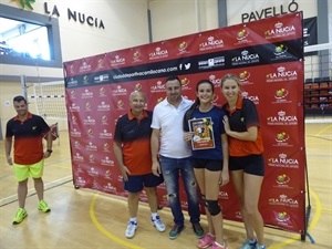 La semana pasada Alejandra Riera en el Campus de Voley La Nucía junto a la jugadora María Schlegel, Marcelo Mussi, pte. C.V. La Nucía y Sergio Villalba, concejal de Deportes