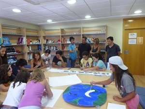 Mª Jesús Jumilla, concejala de Juventud y Bernabé Cano, alcalde de La Nucía visitando una de las clases del Campus de Inglés, con los voluntarios internacionales de profesores