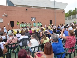 Padres, madres y familiares llenaron las sillas en el patio del Colegio Sant Rafel