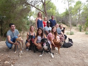 Voluntarios del Refugio de Animales de La Nucía junto a Belén Núñez, pta. Protectora Animales de La Nucía, Jessica Gommans, concejala de Protección Animal y Bernabé Cano, alcalde de La Nucía