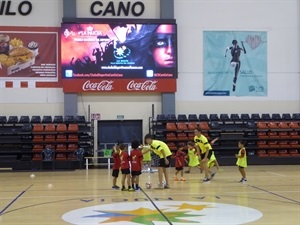 Durante las dos semanas realizan entrenamientos, partidos,  fútbol playa, fútbol indoor, fútbol sala, fútbol 3 así como juegos y piscina