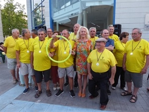 Los jugadores del Torneo de Petanca recibiendo material para las próximas competiciones