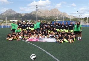 Participantes del Campus de Fútbol Mixto junto a monitores, entrenadores, Alexandra Fernández, dtora. Campus y Sergio Villalba, concejal de Deportes de La Nucía