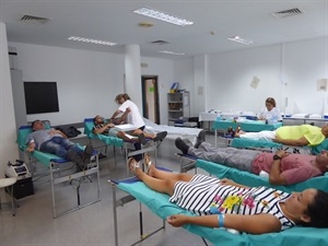 Los requisitos para donar sangre es tener entre 19 y 16 años y pesar más de 50 kilos