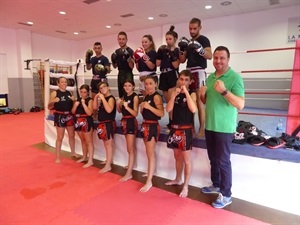 Los integrantes de este Campus junto a Eva Naranjo, dtor. Campus Muay Thai y Sergio Villalba, concejal de Deportes