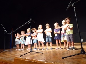 En este festival de Clausura del Campus de Inglés cada grupo subió al escenario para mostrar lo aprendido durante las clases